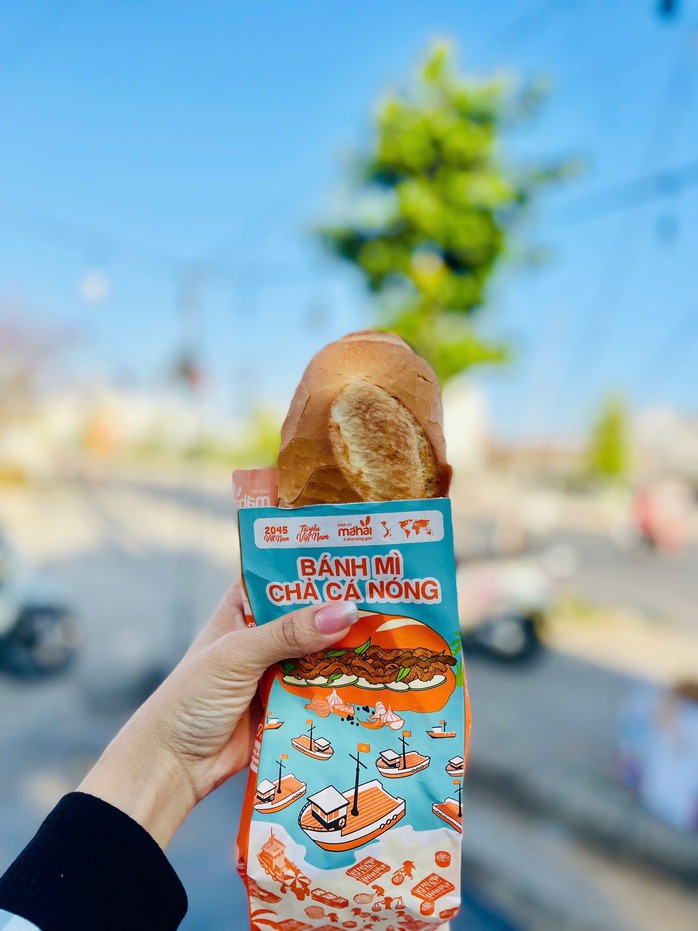 Chuyện lạ: Công nhân góp tiền làm “Bánh mì 0 đồng”- Ảnh 4. Chuyện lạ: Công nhân góp tiền làm “Bánh mì 0 đồng”- Ảnh 4.