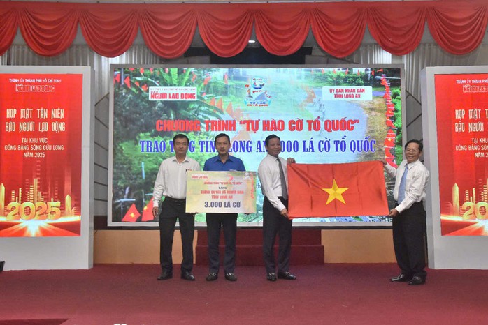 Nhà báo Tô Đình Tuân - Tổng Biên tập Báo Người Lao Động (bìa phải) - trao cờ Tổ quốc và bảng tượng trưng tặng 3.000 lá cờ Tổ quốc cho lãnh đạo tỉnh Long An và Tỉnh Đoàn Long An. Ảnh: TẤN THẠNH Nhà báo Tô Đình Tuân - Tổng Biên tập Báo Người Lao Động (bìa phải) - trao cờ Tổ quốc và bảng tượng trưng tặng 3.000 lá cờ Tổ quốc cho lãnh đạo tỉnh Long An và Tỉnh Đoàn Long An. Ảnh: TẤN THẠNH