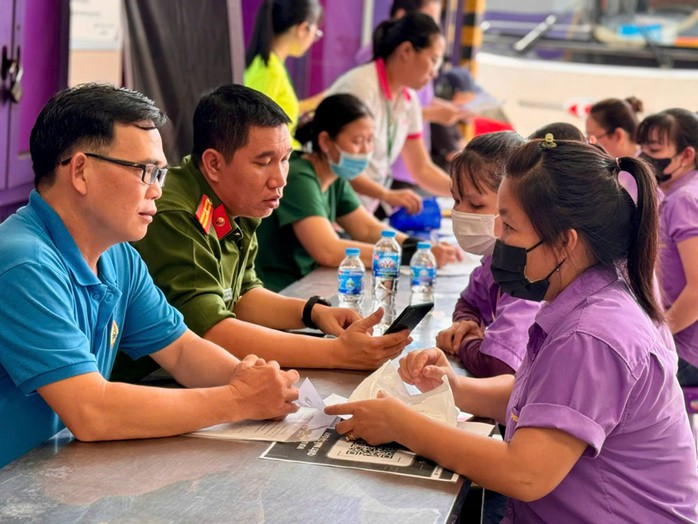 Cán bộ Tổ Tư vấn pháp luật LĐLĐ quận 6, TP HCM tư vấn pháp luật cho người lao động. Ảnh: HUỲNH NHƯ Cán bộ Tổ Tư vấn pháp luật LĐLĐ quận 6, TP HCM tư vấn pháp luật cho người lao động. Ảnh: HUỲNH NHƯ