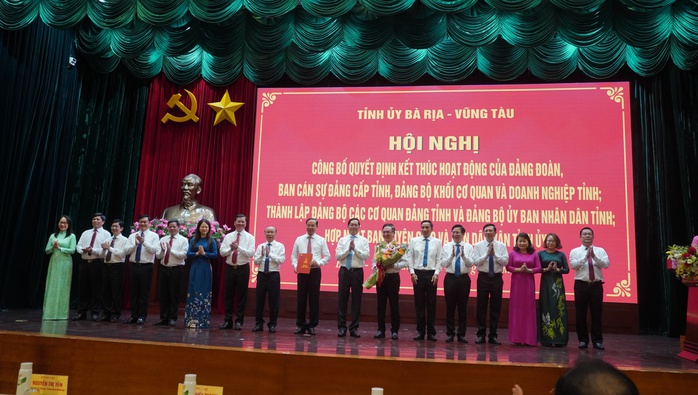 5 ủy viên Ban Thường vụ Tỉnh ủy Bà Rịa - Vũng Tàu xin nghỉ công tác trước tuổi- Ảnh 2. 5 ủy viên Ban Thường vụ Tỉnh ủy Bà Rịa - Vũng Tàu xin nghỉ công tác trước tuổi- Ảnh 2.