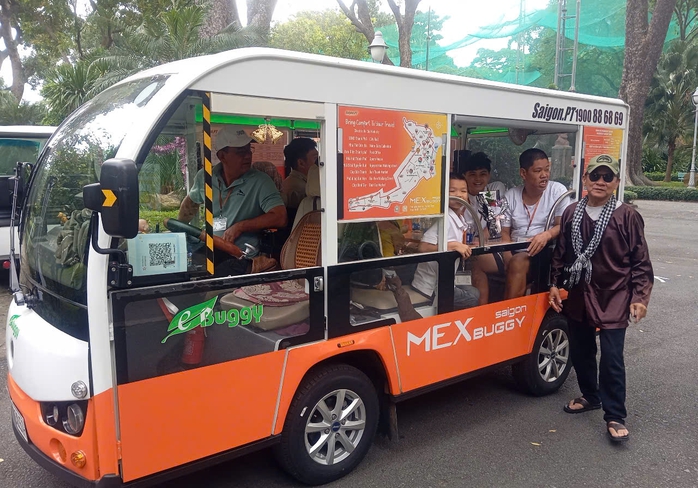 Xe điện 4 bánh hỗ trợ đưa các cháu nhỏ khuyết tật tham quan Thảo Cầm Viên Sài GònẢnh: THU HỒNG Xe điện 4 bánh hỗ trợ đưa các cháu nhỏ khuyết tật tham quan Thảo Cầm Viên Sài GònẢnh: THU HỒNG