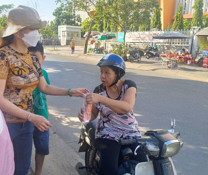 Chuyện lạ: Công nhân góp tiền làm “Bánh mì 0 đồng”- Ảnh 6. Chuyện lạ: Công nhân góp tiền làm “Bánh mì 0 đồng”- Ảnh 6.