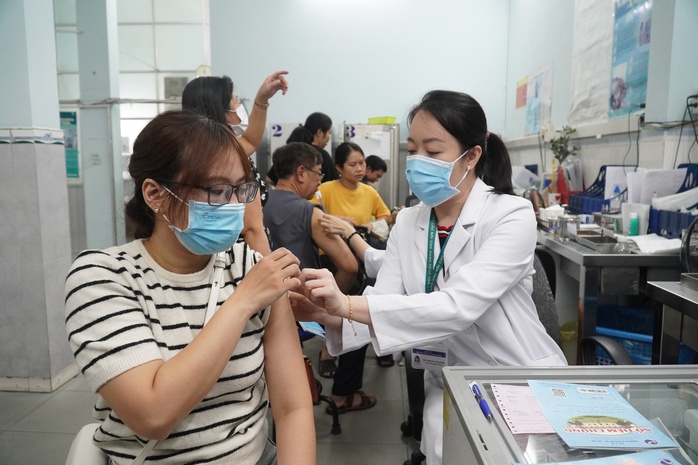 Vợ chồng U80 chạy xe máy hơn 1,5 giờ để tiêm vắc-xin ngừa cúm- Ảnh 1. Vợ chồng U80 chạy xe máy hơn 1,5 giờ để tiêm vắc-xin ngừa cúm- Ảnh 1.