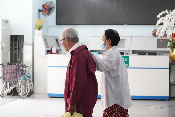 Vợ chồng U80 chạy xe máy hơn 1,5 giờ để tiêm vắc-xin ngừa cúm- Ảnh 2. Vợ chồng U80 chạy xe máy hơn 1,5 giờ để tiêm vắc-xin ngừa cúm- Ảnh 2.