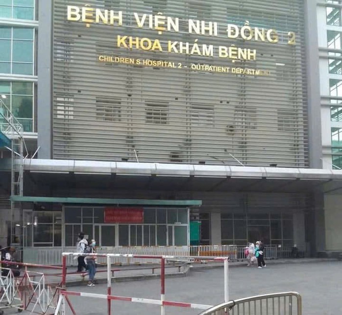 Người phụ nữ ôm con khóc cầu cứu trước bệnh viện yêu cầu dừng chuyển tiền hỗ trợ- Ảnh 1. Người phụ nữ ôm con khóc cầu cứu trước bệnh viện yêu cầu dừng chuyển tiền hỗ trợ- Ảnh 1.