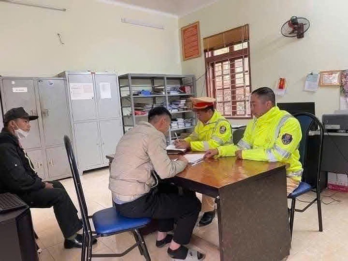 Tài xế dùng xe tải kỷ niệm "hết đát” chở khách đi tham quan- Ảnh 3. Tài xế dùng xe tải kỷ niệm "hết đát” chở khách đi tham quan- Ảnh 3.