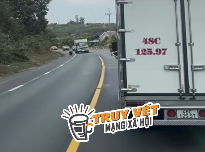 CSGT lên tiếng vụ tài xế xe tải cố tình chạy "rùa bò", nghi vấn "chim mồi"- Ảnh 1. CSGT lên tiếng vụ tài xế xe tải cố tình chạy "rùa bò", nghi vấn "chim mồi"- Ảnh 1.