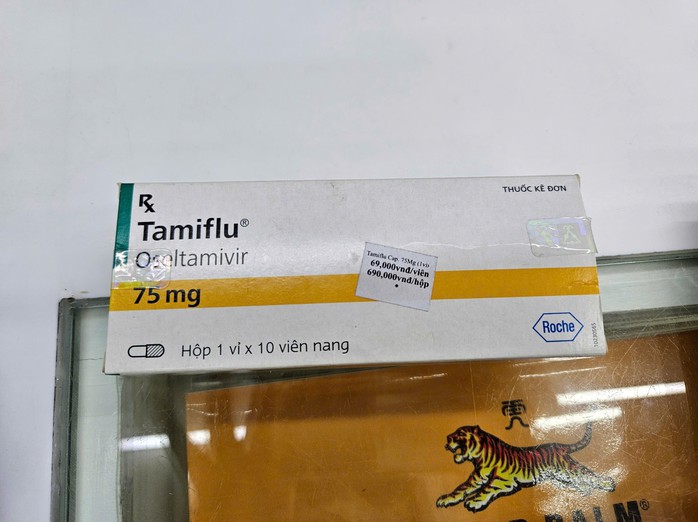 Cha mẹ "săn" thuốc cảm cúm trong đêm, bác sĩ cảnh báo nóng- Ảnh 2. Cha mẹ "săn" thuốc cảm cúm trong đêm, bác sĩ cảnh báo nóng- Ảnh 2.