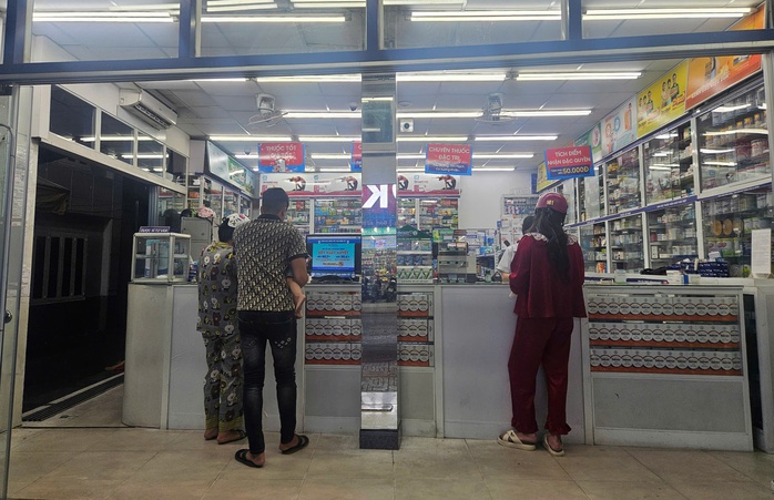 Cha mẹ "săn" thuốc cảm cúm trong đêm, bác sĩ cảnh báo nóng- Ảnh 1. Cha mẹ "săn" thuốc cảm cúm trong đêm, bác sĩ cảnh báo nóng- Ảnh 1.