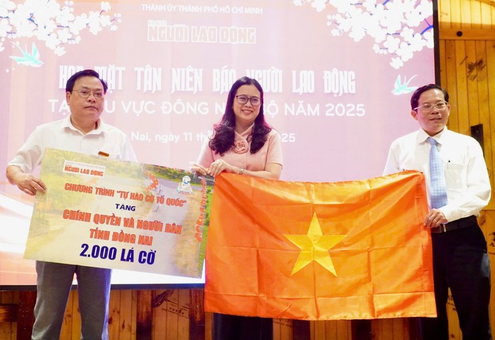 Nhà báo - TS Tô Đình Tuân, Tổng Biên tập Báo Người Lao Động (bìa phải), trao tặng 2.000 lá cờ Tổ quốc cho lãnh đạo Sở Văn hóa - Thể thao và Du lịch tỉnh Đồng NaiẢnh: NGUYỄN TUẤN Nhà báo - TS Tô Đình Tuân, Tổng Biên tập Báo Người Lao Động (bìa phải), trao tặng 2.000 lá cờ Tổ quốc cho lãnh đạo Sở Văn hóa - Thể thao và Du lịch tỉnh Đồng NaiẢnh: NGUYỄN TUẤN