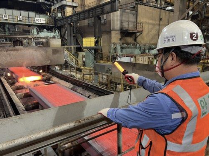 Công nhân làm việc tại một nhà máy sản xuất thép ở TP Pohang - Hàn Quốc Ảnh: YONHAP Công nhân làm việc tại một nhà máy sản xuất thép ở TP Pohang - Hàn Quốc Ảnh: YONHAP