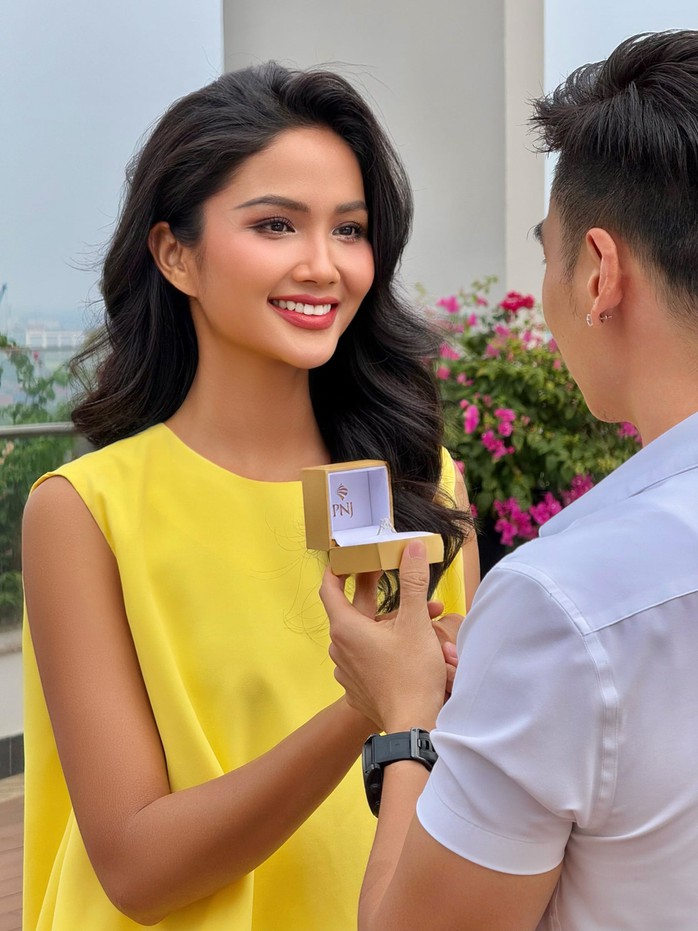 Hoa hậu H'Hen Niê lên xe hoa- Ảnh 1. Hoa hậu H'Hen Niê lên xe hoa- Ảnh 1.