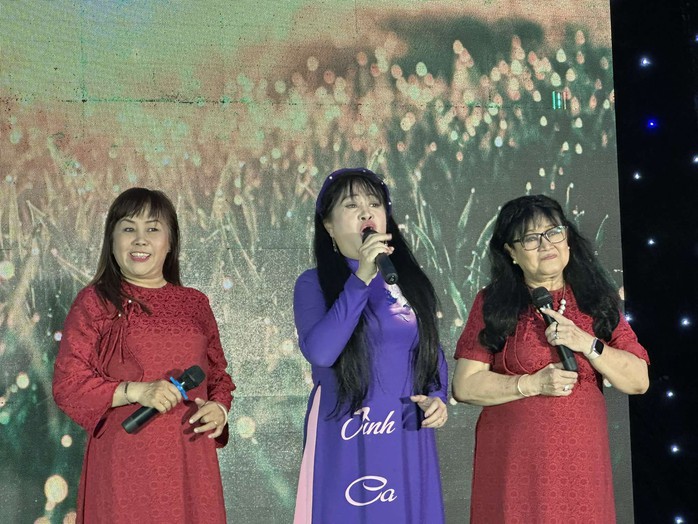 Nghệ sĩ tề tựu trong ngày Giỗ lần thứ 20 của nhạc sĩ Bắc Sơn- Ảnh 6. Nghệ sĩ tề tựu trong ngày Giỗ lần thứ 20 của nhạc sĩ Bắc Sơn- Ảnh 6.