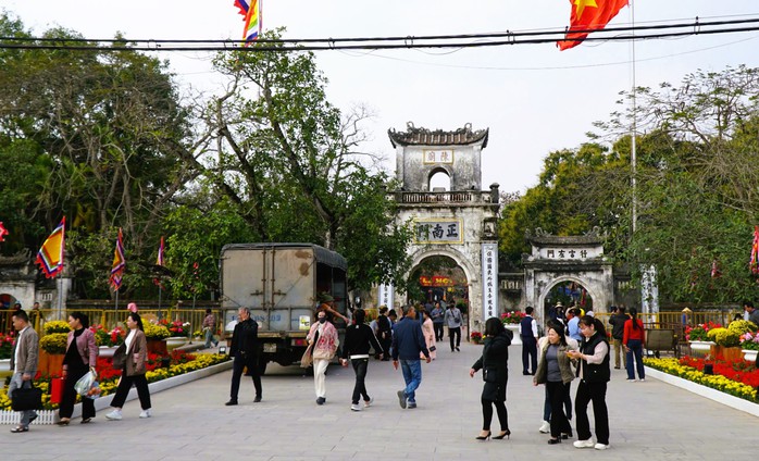 Bất ngờ hình ảnh trước giờ Khai ấn đền Trần- Ảnh 1. Bất ngờ hình ảnh trước giờ Khai ấn đền Trần- Ảnh 1.
