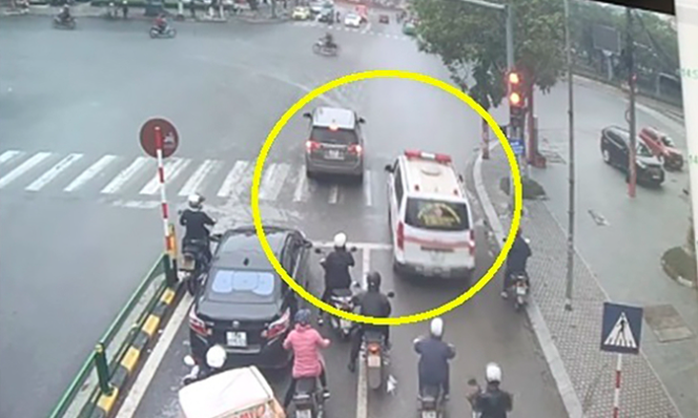 "Từ chối" vượt đèn đỏ, không nhường đường cho xe ưu tiên có thể bị phạt 6-8 triệu đồng- Ảnh 1. "Từ chối" vượt đèn đỏ, không nhường đường cho xe ưu tiên có thể bị phạt 6-8 triệu đồng- Ảnh 1.