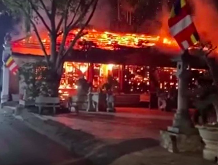 Vụ cháy chùa Vẽ hàng trăm năm tuổi: 25 pho tượng cùng nhiều hiện vật bị thiêu rụi- Ảnh 1. Vụ cháy chùa Vẽ hàng trăm năm tuổi: 25 pho tượng cùng nhiều hiện vật bị thiêu rụi- Ảnh 1.