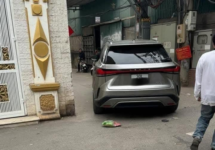 Nhân chứng kể về vụ nam shipper bị tài xế Lexus hành hung- Ảnh 4. Nhân chứng kể về vụ nam shipper bị tài xế Lexus hành hung- Ảnh 4.