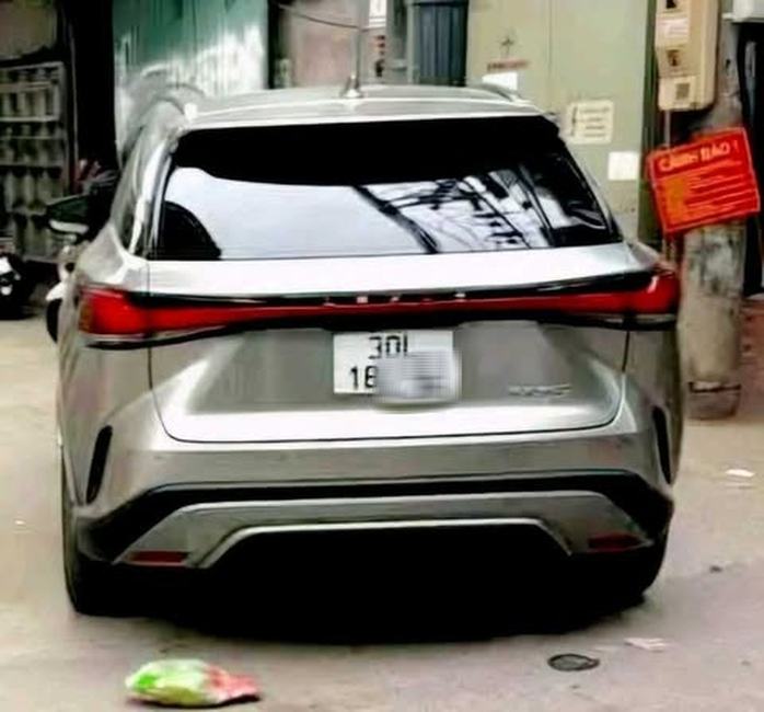 Công an truy tìm tài xế hạng sang Lexus hành hung nam shipper- Ảnh 3. Công an truy tìm tài xế hạng sang Lexus hành hung nam shipper- Ảnh 3.