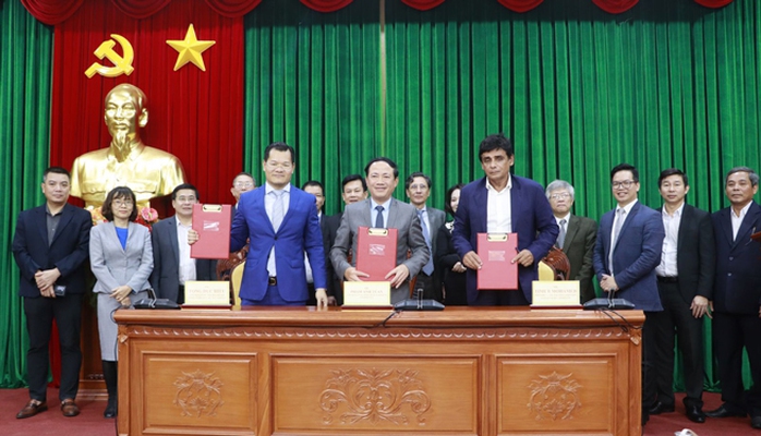 Công ty CP Đô thị biển - Siêu du thuyền Lạc Việt Palmer Johnson và Chủ tịch UBND tỉnh Bình Định Phạm Anh Tuấn (đứng giữa) ký biên bản ghi nhớ cam kết hợp tác lâu dài và xúc tiến các hoạt động đầu tư Ảnh: THÙY TRANG Công ty CP Đô thị biển - Siêu du thuyền Lạc Việt Palmer Johnson và Chủ tịch UBND tỉnh Bình Định Phạm Anh Tuấn (đứng giữa) ký biên bản ghi nhớ cam kết hợp tác lâu dài và xúc tiến các hoạt động đầu tư Ảnh: THÙY TRANG