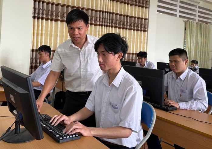 Một thầy giáo bồi dưỡng 10 học sinh đoạt giải quốc gia- Ảnh 1. Một thầy giáo bồi dưỡng 10 học sinh đoạt giải quốc gia- Ảnh 1.