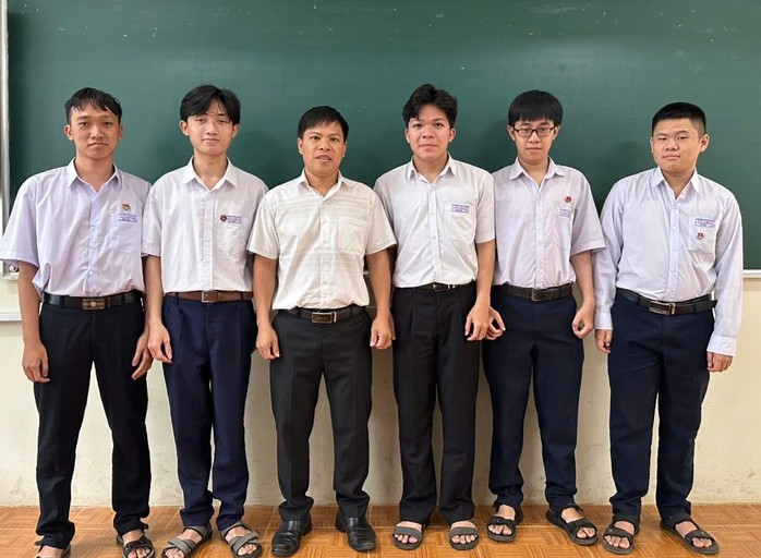 Một thầy giáo bồi dưỡng 10 học sinh đoạt giải quốc gia- Ảnh 2. Một thầy giáo bồi dưỡng 10 học sinh đoạt giải quốc gia- Ảnh 2.