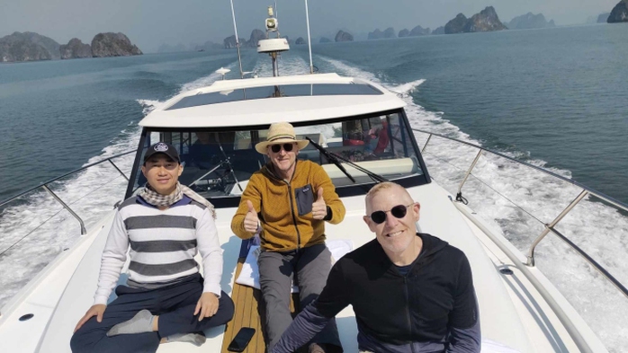 Hai triệu phú Mỹ bay trực thăng từ Hà Giang tới Quảng Ninh- Ảnh 2. Hai triệu phú Mỹ bay trực thăng từ Hà Giang tới Quảng Ninh- Ảnh 2.