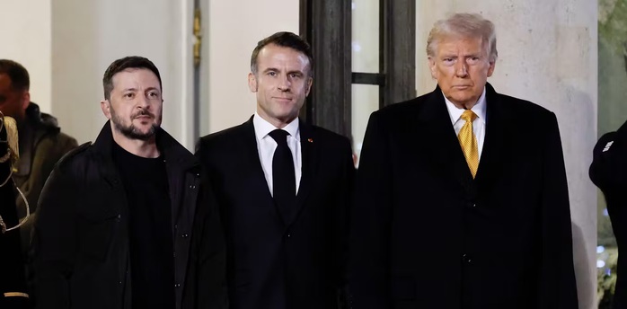 Tổng thống Mỹ Donald Trump (phải) gặp Tổng thống Pháp Emmanuel Macron (giữa) và Tổng thống Ukraine Volodymyr Zelensky cuối năm 2024. Ảnh: Tân Hoa Xã/Alamy Tổng thống Mỹ Donald Trump (phải) gặp Tổng thống Pháp Emmanuel Macron (giữa) và Tổng thống Ukraine Volodymyr Zelensky cuối năm 2024. Ảnh: Tân Hoa Xã/Alamy