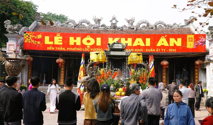 Bất ngờ hình ảnh trước giờ Khai ấn đền Trần- Ảnh 2. Bất ngờ hình ảnh trước giờ Khai ấn đền Trần- Ảnh 2.
