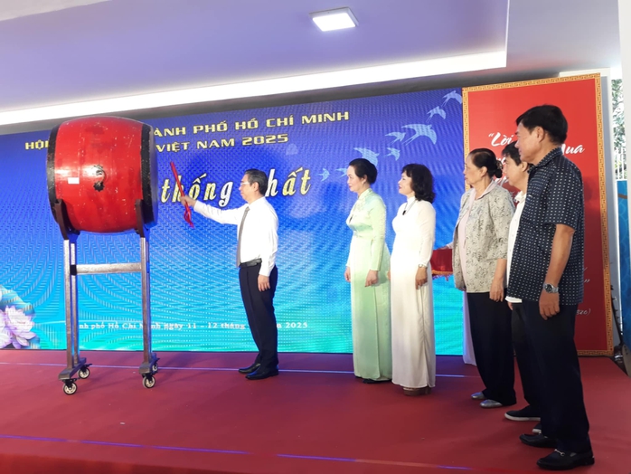 Khai mạc "Ngày thơ Việt Nam 2025" tại TP HCM- Ảnh 2. Khai mạc "Ngày thơ Việt Nam 2025" tại TP HCM- Ảnh 2.
