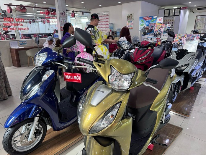 Khách mua xe máy bất ngờ vì cửa hàng thông báo chưa thực hiện ngay việc đăng ký xe. Ảnh: NGUYỄN HẢI Khách mua xe máy bất ngờ vì cửa hàng thông báo chưa thực hiện ngay việc đăng ký xe. Ảnh: NGUYỄN HẢI