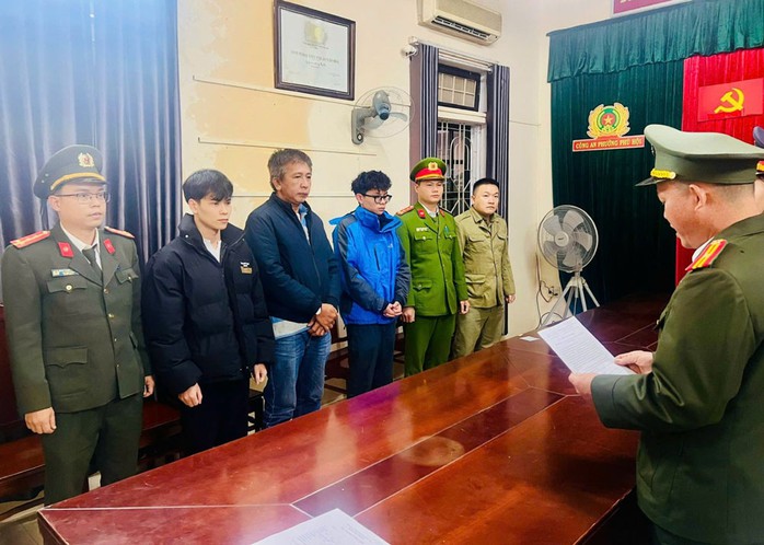 Công an đọc lệnh khởi tố vụ án, khởi tố bị can bắt tạm giam 3 đối tượng liên quan việc mua bán 56 triệu dữ liệu cá nhân. Ảnh: CÔNG AN CUNG CẤP Công an đọc lệnh khởi tố vụ án, khởi tố bị can bắt tạm giam 3 đối tượng liên quan việc mua bán 56 triệu dữ liệu cá nhân. Ảnh: CÔNG AN CUNG CẤP