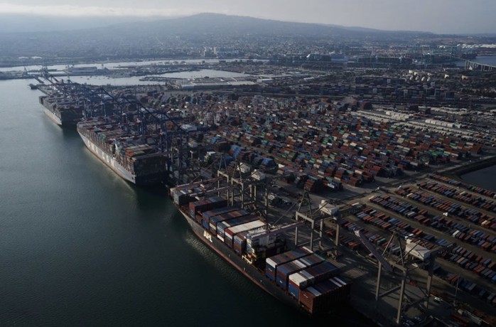 Các tàu container neo đậu tại cảng Los Angeles - Mỹ. Ảnh: BLOOMBERG Các tàu container neo đậu tại cảng Los Angeles - Mỹ. Ảnh: BLOOMBERG