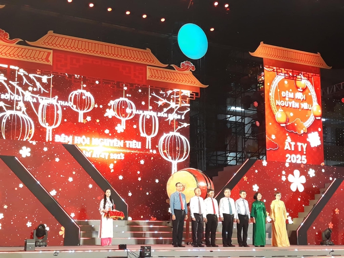 Rộn ràng Đêm hội Nguyên tiêu – Xuân Ất Tỵ 2025- Ảnh 5. Rộn ràng Đêm hội Nguyên tiêu – Xuân Ất Tỵ 2025- Ảnh 5.