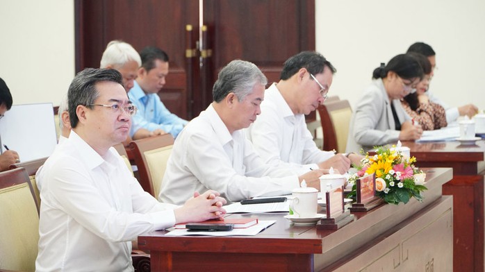 Phó Bí thư Thường trực Thành ủy TP HCM Nguyễn Thanh Nghị (bìa trái) chủ trì hội nghị Phó Bí thư Thường trực Thành ủy TP HCM Nguyễn Thanh Nghị (bìa trái) chủ trì hội nghị