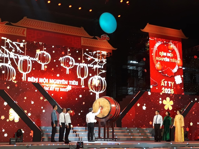 Rộn ràng Đêm hội Nguyên tiêu – Xuân Ất Tỵ 2025- Ảnh 6. Rộn ràng Đêm hội Nguyên tiêu – Xuân Ất Tỵ 2025- Ảnh 6.