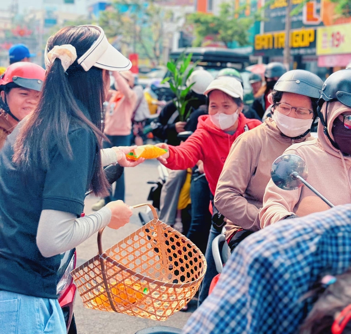 Những hình ảnh tại lễ hội rằm tháng Giêng "độc, lạ Bình Dương"- Ảnh 8. Những hình ảnh tại lễ hội rằm tháng Giêng "độc, lạ Bình Dương"- Ảnh 8.