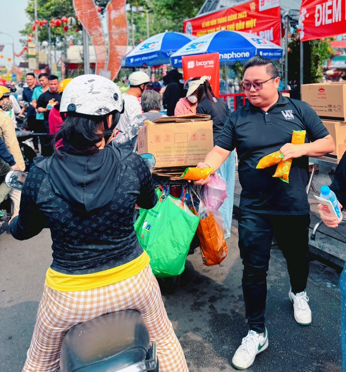 Những hình ảnh tại lễ hội rằm tháng Giêng "độc, lạ Bình Dương"- Ảnh 7. Những hình ảnh tại lễ hội rằm tháng Giêng "độc, lạ Bình Dương"- Ảnh 7.