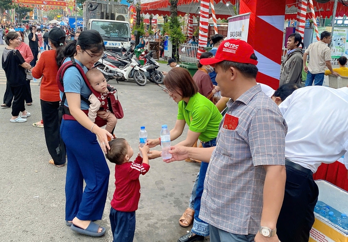 Những hình ảnh tại lễ hội rằm tháng Giêng "độc, lạ Bình Dương"- Ảnh 5. Những hình ảnh tại lễ hội rằm tháng Giêng "độc, lạ Bình Dương"- Ảnh 5.