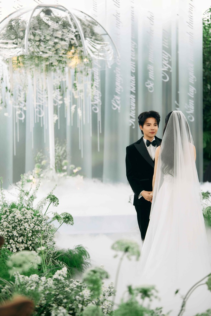 Vũ Cát Tường nhòe nước mắt khi đón cô dâu
- Ảnh 1. Vũ Cát Tường nhòe nước mắt khi đón cô dâu
- Ảnh 1.