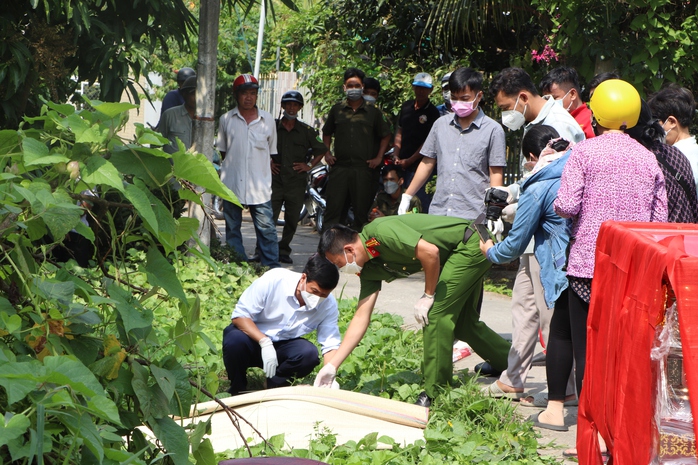 CLIP: Khám nghiệm thi thể người phụ nữ nổi trên sông- Ảnh 1. CLIP: Khám nghiệm thi thể người phụ nữ nổi trên sông- Ảnh 1.