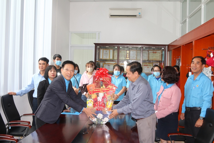 Lãnh đạo LĐLĐ Khánh Hoà thăm động viên doanh nghiệp, người lao động đầu năm mới
- Ảnh 4. Lãnh đạo LĐLĐ Khánh Hoà thăm động viên doanh nghiệp, người lao động đầu năm mới
- Ảnh 4.