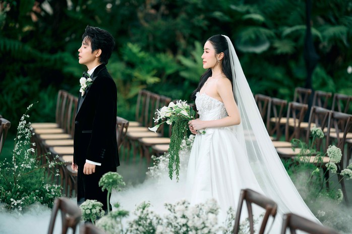 Vũ Cát Tường nhòe nước mắt khi đón cô dâu
- Ảnh 3. Vũ Cát Tường nhòe nước mắt khi đón cô dâu
- Ảnh 3.