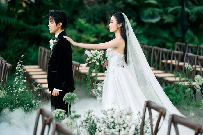 Vũ Cát Tường nhòe nước mắt khi đón cô dâu
- Ảnh 6. Vũ Cát Tường nhòe nước mắt khi đón cô dâu
- Ảnh 6.