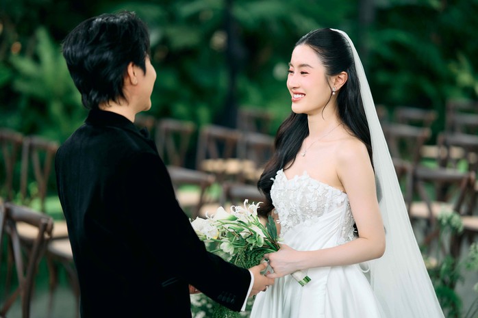 Vũ Cát Tường nhòe nước mắt khi đón cô dâu
- Ảnh 4. Vũ Cát Tường nhòe nước mắt khi đón cô dâu
- Ảnh 4.