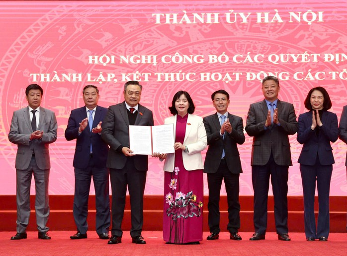 Hà Nội công bố các quyết định về công tác cán bộ và các tổ chức Đảng mới- Ảnh 1. Hà Nội công bố các quyết định về công tác cán bộ và các tổ chức Đảng mới- Ảnh 1.