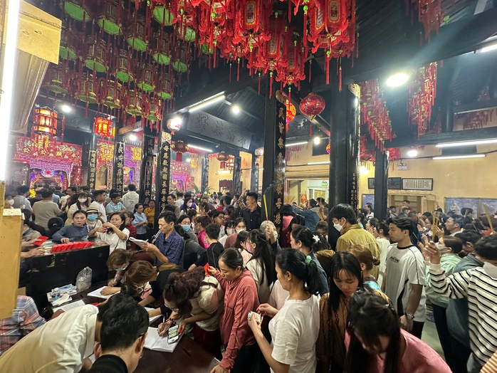 Những hình ảnh tại lễ hội rằm tháng Giêng "độc, lạ Bình Dương"- Ảnh 3. Những hình ảnh tại lễ hội rằm tháng Giêng "độc, lạ Bình Dương"- Ảnh 3.