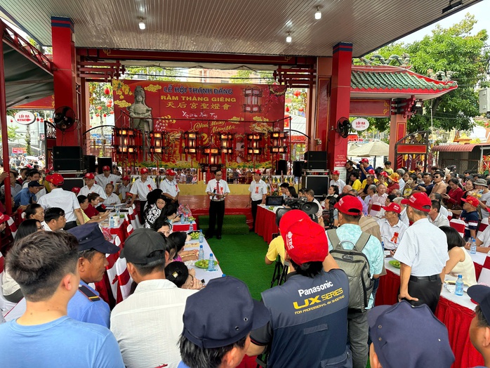 Những hình ảnh tại lễ hội rằm tháng Giêng "độc, lạ Bình Dương"- Ảnh 9. Những hình ảnh tại lễ hội rằm tháng Giêng "độc, lạ Bình Dương"- Ảnh 9.