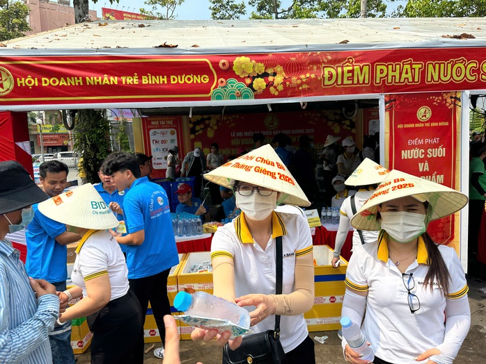 Những hình ảnh tại lễ hội rằm tháng Giêng "độc, lạ Bình Dương"- Ảnh 6. Những hình ảnh tại lễ hội rằm tháng Giêng "độc, lạ Bình Dương"- Ảnh 6.
