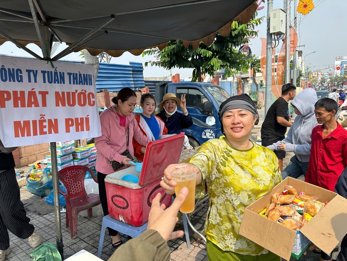 Những hình ảnh tại lễ hội rằm tháng Giêng "độc, lạ Bình Dương"- Ảnh 4. Những hình ảnh tại lễ hội rằm tháng Giêng "độc, lạ Bình Dương"- Ảnh 4.