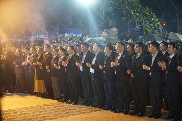 Nhiều người chen lấn xin lộc, cầu may sau lễ Khai ấn đền Trần- Ảnh 1.